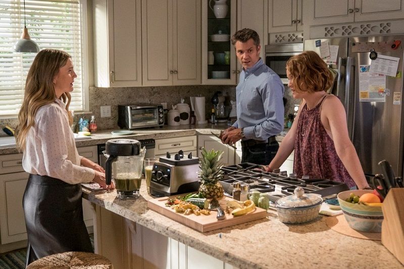 ครอบครัวตัวเย็น - ซานต้า คลาริต้า ไดเอท (Santa Clarita Diet)
ชีล่า คุณแม่สุดสวยที่วันหนึ่งกลายเป็นซอมบี้กินเนื้อคนเป็นอาหาร แต่ด้วยความรักและความผูกพันอันแน่นแฟ้นของครอบครัว ทำให้โจ สามีและแอบบี้ ลูกสาว กลายเป็นพี่เลี้ยงซอมบี้และร่วมกันหาทางช่วยเธอ แต่ยิ่งนานวันเข้า ชีล่าเริ่มมีอาการผิดปกติมากขึ้น เช่น ตาหลุดหรือนิ้วขาด ทั้งหมดนี้อาจจะฟังดูสยดสยอง แต่ซานต้า คลาริต้า ไดเอท กลับเป็นซีรีส์ที่สนุก ดูง่ายและเหมาะสำหรับทุกคนในครอบครัวจริงๆ
