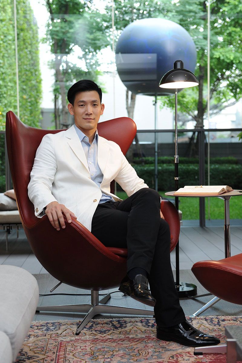 วีกฤษฏิ์ พลาฤทธิ์ กับเก้าอี้ EggTM Chair in Elegance Red
