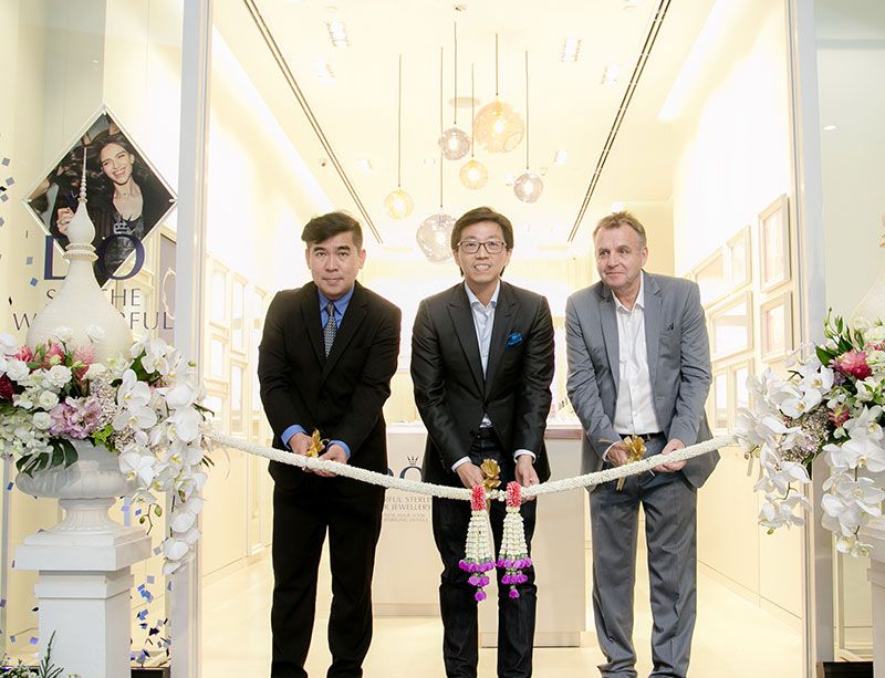 ผู้บริหารตัดริบบิ้นจากดอกไม้เปิดงาน (ซ้าย) กิตติพงษ์ สิปิยารักษ์, ธนพงษ์ จิราพาณิชกุล และ ลาร์ส เรนซ์ นีลเซน