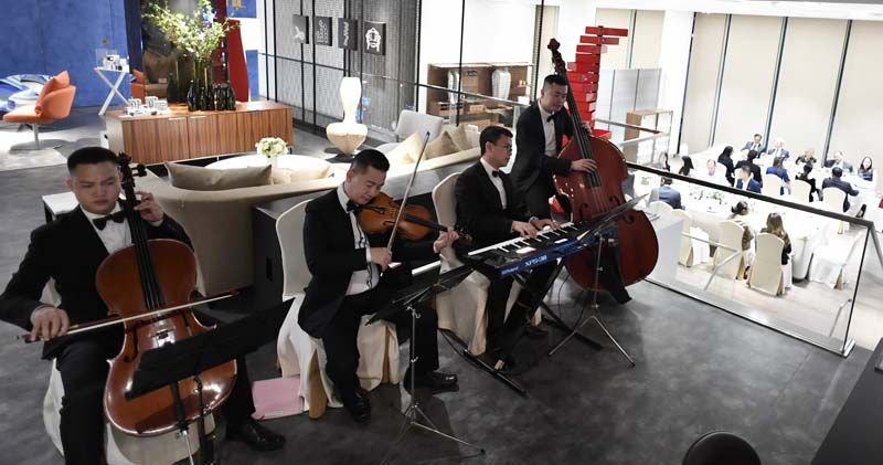 บรรยากาศมื้ออาหารพร้อมเสียงดนตรี