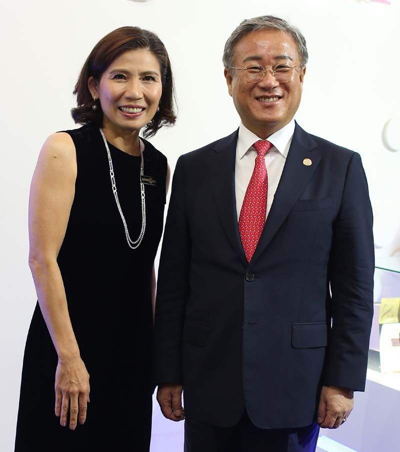 นาถรวี วงศ์ภวาภัค, มร.บง จุน คิม สองผู้บริหาร บจ.แอพโพรโซน จากไทยและเกาหลี

