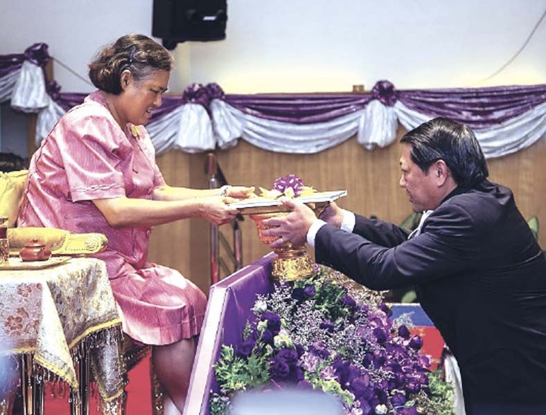 มร. เฮสเตอร์ ชิว รองประธาน กก.มูลนิธิฯ ทูลเกล้าฯ ถวายหนังสือที่ระลึก