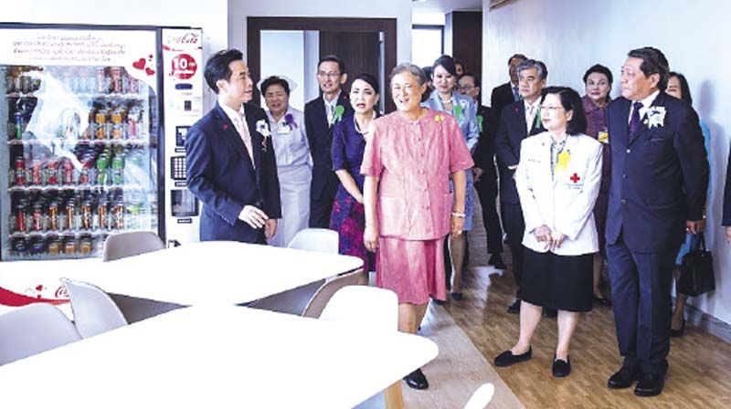 ทอดพระเนตรห้องรับประทานอาหาร