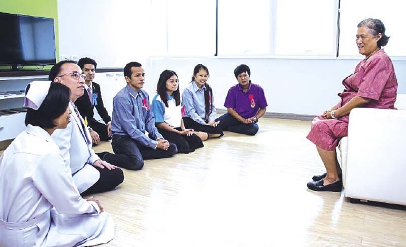 ทรงมีพระปฏิสันถารกับครอบครัวผู้ป่วยเด็กที่เข้าพัก