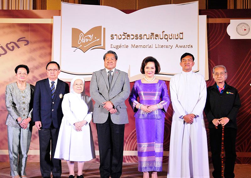 ฯพณฯ พลากร สุวรรณรัฐ องคมนตรี พร้อมด้วย คุณหญิงปัทมา ลีสวัสดิ์ตระกูล ประธานคณะกก.อำนวยการ, พ.ต.ปานสรวง ชุมสายฯ, มาแมร์มีเรียม กิจเจริญ, บาทหลวงอนุชา ไชเดช และ อ.เนาวรัตน์ พงษ์ไพบูลย์ ศิลปินแห่งชาติ