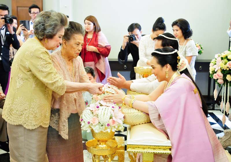 คุณยายเจ้าสาว ศิริจันทร์ ภิรมย์ภักดี เป็นประธานหลั่งน้ำพระพุทธมนต์