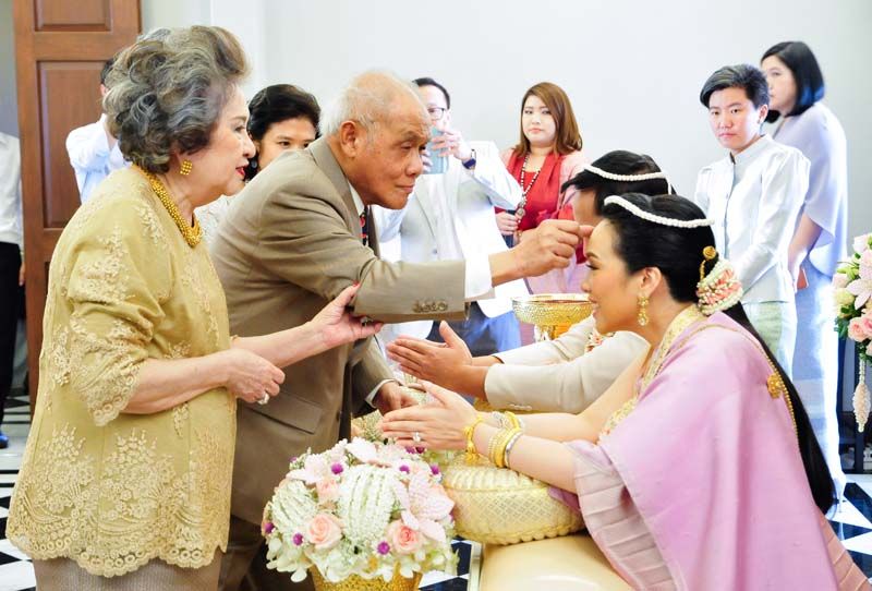 คุณพ่อ-คุณแม่เจ้าสาว ทิพย์รักษ์-ภควดี สุขุม เจิมหน้าผากให้กับคู่บ่าว-สาว