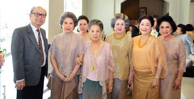 ครอบครัวเจ้าสาว นำโดย คุณยายศิริจันทร์-พรภิรมย์-จวบจันทร์ ภิรมย์ภักดี, ภควดี สุขุม ต้อนรับ วาริน-ผาณิต พูนศิริวงศ์ และ กมลา สิงหศิวานนท์