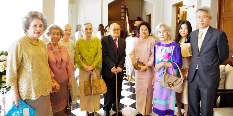 คุณแม่เจ้าสาว ภควดี สุขุม ต้อนรับ ท่านผู้หญิงอิศรา บุรณศิริ, แช่มชื่น บุรณศิริ, กรรณิกา อินทรสูตร, ไกรศรี- อาภรณ์ ตุลารักษ์, เดือนฉาย-ปราณิศา-นพ.กวิรัช ตันติวงษ์