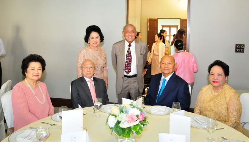 คุณพ่อเจ้าสาว ทิพย์รักษ์ สุขุม กับ ดร.โกวิทย์-ลลิดา โปษยานนท์, จิตริก- ท่านผู้หญิงวิวรรณ เศรษฐบุตร และ กมลา สิงหศิวานนท์