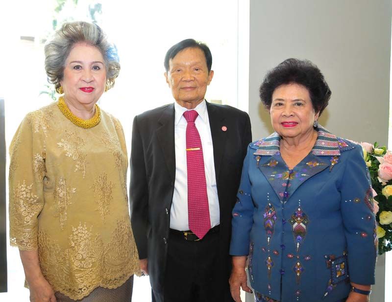 ดร.ศรีภูมิ-ม.ร.ว.วรรณาภรณ์ ศุขเนตร ร่วมยินดี

