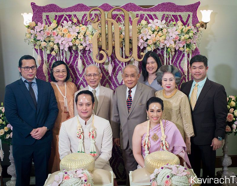 คู่บ่าว-สาว พร้อมครอบครัวทั้งสองฝ่าย ถ่ายภาพร่วมกัน