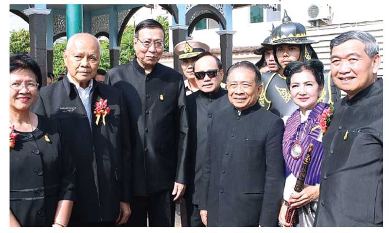 ศ.พิเศษพรเพชร วิชิตชลชัย ประธานสภานิติบัญญัติแห่งชาติ พร้อมด้วยภริยา-อารยา วิชิตชลชัย, พล.ต.อ.พิชิต ควรเตชะคุปต์, ศรีศักดิ์ ว่องส่งสาร, พล.อ.อ.ธงชัย แฉล้มเขตร และคณะ กก.จัดงาน เดินเยี่ยมชมวัฒนธรรมย่านกะดีจีน