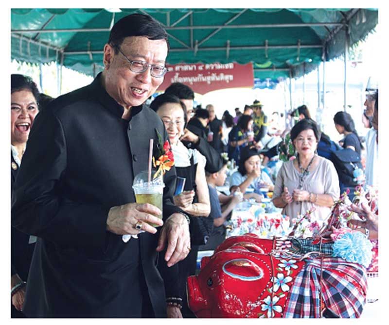 ศ.พิเศษพรเพชร วิชิตชลชัย ประธานสภานิติบัญญัติแห่งชาติ พร้อมด้วยภริยา-อารยา วิชิตชลชัย, พล.ต.อ.พิชิต ควรเตชะคุปต์, ศรีศักดิ์ ว่องส่งสาร, พล.อ.อ.ธงชัย แฉล้มเขตร และคณะ กก.จัดงาน เดินเยี่ยมชมวัฒนธรรมย่านกะดีจีน