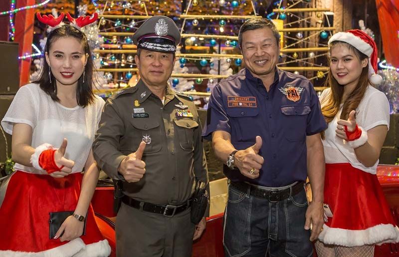 พล.ต.ท. ชินทัต มีศุข และ พล.ต.ต.ดุสิต สมศักดิ์ ถ่ายภาพร่วมกับซานตารีน่า