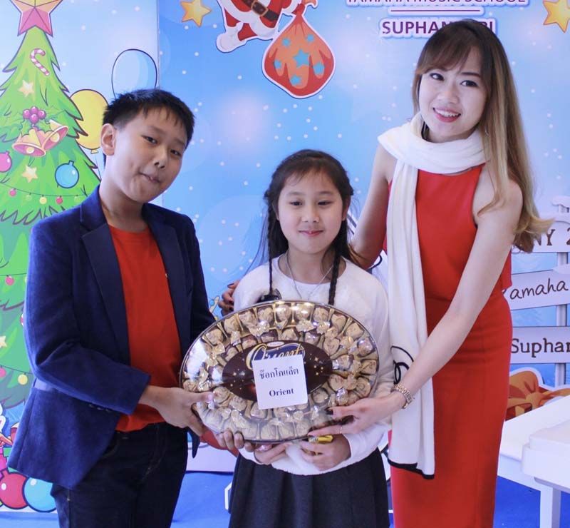 ณัฐตชา จันทกลัด ผู้จัดการโรงเรียน มอบของกับเด็กที่มาร่วมงาน