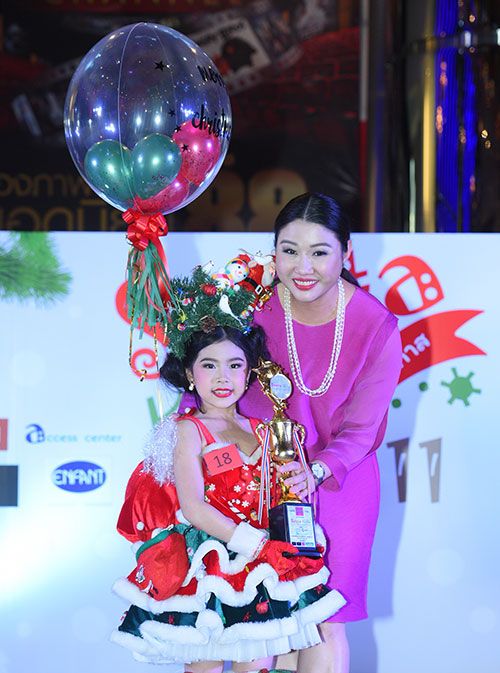 ภาสวรรณ จันทร์คู่ ผู้ช่วยกก.ผจก.บริษัท เมืองไทยประกันชีวิต มอบรางวัลเมืองไทยประกันชีวิต โหวตให้ น้องเนเน่-ด.ญ.ภูลฎา นฤพัคโภคิน