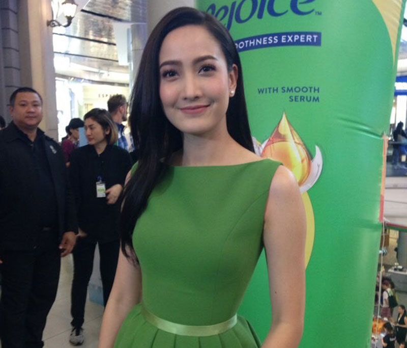 แต้ว-ณฐพร

“ปีใหม่ที่ประทับใจ น่าจะเป็น 4-5 ปีที่แล้วเลยค่ะ เป็นปีที่ได้ไปเที่ยวกับที่บ้าน แล้วก็อยู่กันเอง 4-5 คน รู้สึกว่าเป็นช่วงเวลามีค่า อาจจะไม่ได้ไปเที่ยวที่ไหนหรูหรา แต่ว่าได้อยู่กับครอบครัวพร้อมหน้าก็มีความสุขแล้วค่ะ เพราะปกติต่างคนต่างทำงาน หาเวลาอยู่กันพร้อมหน้ายากมาก ปีนั้นเลยเป็นปีที่อยู่ในความทรงจำมาตลอด คือแค่ได้นั่งกินข้าว คุย หัวเราะ เล่นมุขกัน เป็นวันง่ายๆ ท่ามกลางบรรยากาศดีๆ ของช่วงปีใหม่ค่ะ”