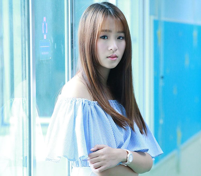 นารา-เทพนุภา

“ช่วงนั้นเล่นเรื่อง “ขวัญผวา” อยู่ แล้วพอปิดกล้อง ปีใหม่พอดี พี่มาร์ช พี่ก้อย ก็ชวนไปเที่ยวคำม่วน ที่เชียงใหม่ เป็นงานปาร์ตี้คำม่วน แล้วสนุกมากค่ะ ทุกคนแต่งตัวแฟนซี เป็นธีมสวนสัตว์ หนูแต่งเป็นเสือ ที่เหมือนแมว (หัวเราะ) จำได้ว่าตอนนั้นวุ่นวายกับเรื่องคอสตูมมาก แล้วโซนที่เขาจัดเตรียมไว้ของโรงแรม ก็อากาศดีมาก ทุกคนมาสนุกเฮฮา มีกระโดดน้ำ ทีมงานก็คุ้นหน้าค่าตากันอยู่แล้ว คุณพ่อก็เลยปล่อยเต็มที่ หลังจากนั้นก็ขึ้นดอย ไปกางเต็นท์กันแต่พอถึงตอนนอนหนูไม่ได้นอนกับเขานะ คือเสียดายเงินที่จองค่าที่พักไว้ เลยลงมานอนข้างล่างค่ะ (หัวเราะ) แต่เวลาพูดถึงแล้ว บรรยากาศมันอยู่ในใจตลอดค่ะ อากาศเย็นๆ ได้อยู่กับคนที่เราอยู่ด้วยแล้วมีความสุข”