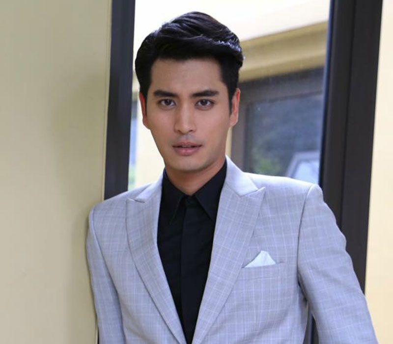 ปั้นจั่น-ปรมะ

“ผมจำไม่ได้ว่าปีไหน แต่ตอนนั้นเด็กมากๆ ผมนั่งรถไปเชียงใหม่ครั้งแรกกับคุณพ่อคุณแม่และน้องสาว เราไปกันที่บ้านคุณแม่ ที่ดอยสะเก็ด ไปจัดปีใหม่ที่นั่น เป็นการเดินทางไกลครั้งแรกของผม ที่ได้นั่งรถไกลๆ คุณพ่อผมเป็นคนชอบขับรถ เจอภูเขาลูกแรก น่าจะแถวนครสวรรค์ ก็ตื่นเต้นแล้ว ลงไปถ่ายรูปกับทุ่งหญ้าสีทอง ในชุดมิคกี้เม้าส์สีขาว มีรูปอยู่ด้วย (หัวเราะ) จำได้ว่าตื่นเต้นมาก แล้วคุณพ่อจะหยุดรถบ่อยมาก เพื่อให้ผมได้ถ่ายรูป พอไปถึงเจอธรรมชาติที่เชียงใหม่ครั้งแรก ผมทึ่งมาก คือบ้านคุณน้าอยู่ในป่าในเขาเลย ไม่ได้เข้าเมือง สังสรรค์กันหลายครอบครัว มีจับสลาก ปาร์ตี้กัน มันก็เลยประทับใจ ภาพนั้นติดตาผมมาตลอดๆ และผมเชื่อว่าตรงนั้นทำให้ผมโตมากลายเป็นคนรักธรรมชาติ”