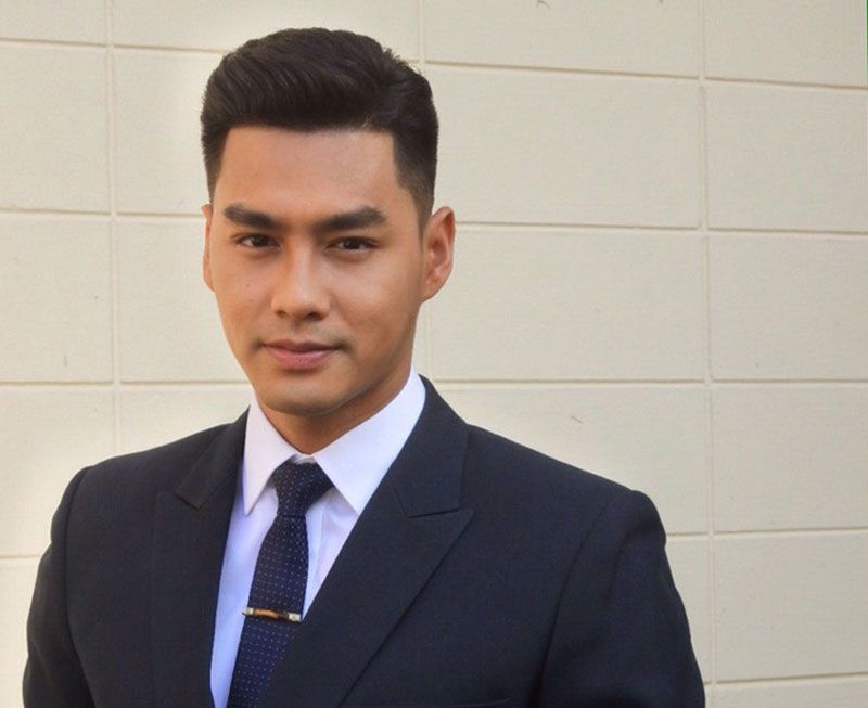 เพ็ชร-ฐกฤต

“ปีใหม่ที่พิเศษที่สุดสำหรับผม ย้อนไปปี 2554 ครับ เป็นปีที่น้ำท่วมกรุงเทพฯ และเป็นปีที่พ่อแม่เขาเลิกกัน แล้วเพ็ชรดึงกลับมาอยู่ด้วยกัน ช่วงนั้นเพ็ชรพาคุณพ่อคุณแม่ขึ้นมาอยู่กรุงเทพฯพอดี เขาหย่ากันมาเป็นสิบกว่าปีแล้วครับ กว่าจะให้เขามาอยู่เป็นเพื่อนกัน เป็นครอบครัวยากมาก ตอนนั้นผมยังอยู่คอนโดฯ อยู่เลยครับ ยังไม่ได้ซื้อบ้าน ปีนั้นเป็นปีที่ประทับใจที่สุด เพราะเราทำให้ครอบครัวกลับมาเหมือนเดิม มาอยู่ด้วยกัน แต่ก็มีความยากตรงที่ว่าพ่อเขาทิฐิสูง แม่เขาก็มีแฟนใหม่ แล้วเลิกกันไป แล้วอย่างที่บอก เลิกกันมาเป็นสิบปี กว่าที่จะคุยกันตรงประเด็น รู้เรื่อง ค่อนข้างจะยาก เหนื่อยเหมือนกันเราก็ต้องนั่งปรับทัศนคติกันใหม่ (หัวเราะ) ตอนนั้นพูดกันในวันปีใหม่เลยครับ อยากให้เป็นการเริ่มต้นใหม่ให้ปีนั้นเป็นปีทอง ปีที่ครอบครัวเรามีความสุข ก็เลยเริ่มต้นที่วันปีใหม่ ได้มีครอบครัว กินข้าวพร้อมหน้าพร้อมตา เดี๋ยวอีกปีหนึ่งจะซื้อบ้าน ตั้งเป้าเลย แล้วก็ซื้อได้จริงๆ ปีนั้นจึงเป็นปีใหม่ที่ผมได้ยิ้มทั้งน้ำตาเลยครับ ทั้งเป็นปีที่เรียนจบมหา’ลัย และเริ่มที่จะเข้าวงการแล้ว ตอนนั้นกำลังถ่ายหนังเรื่องแรกเลยครับ “รักสุดท้ายป้ายหน้า” วันนี้ทั้งคุณพ่อคุณแม่ก็อยู่ด้วยกันเป็นครอบครัวในบ้านของผมครับ เหมือนเป็นเพื่อนกันไปแล้วครับ แต่ก็แกล้งกันบ้างตามประสาผู้ใหญ่ครับ”