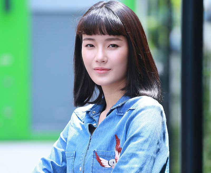 หลิน-มชณต

“ปกติเวลาปีใหม่ หลินจะไม่ค่อยได้ไปสถานที่ที่คนเขาเคานท์ดาวน์กันค่ะ เพราะมีเหตุ เป็นความทรงจำค่ะ คือหลินอยู่กับแม่ 2 คน แล้วปีหนึ่งเราก็ดูทีวีว่ามีงานเคานท์ดาวน์ที่เวิลด์เทรดเซ็นเตอร์ (ตอนนี้เป็นเซ็นทรัลเวิลด์) ก็มองหน้ากับแม่ 2 คน ว่าอยากไปก็นั่งแท็กซี่ไปกันเลยค่ะ ไม่เคยไปมาก่อน เคยเห็นแต่ในทีวี พอไปถึงคนเยอะมาก จนมีจังหวะหนึ่งที่คนเซกัน แล้วเหมือนเราจะล้ม เราก็ช็อกกัน 2 คนกับจำนวนคน มองหน้ากันแม่ลูกรู้เลยว่าไม่โอเค หลังจากนั้นก็ไม่เคยไปตามที่ที่เขาจัดงานเคานท์ดาวน์อีกเลยค่ะ แล้วก็มีอยู่ปีหนึ่ง ไปกับแก๊งเพื่อน ก็คิดกันไว้ว่าอยากขึ้นไปดูพลุบนรถไฟฟ้าบีทีเอสชั้นบน ส่วนที่เรารอรถกันนะคะ แล้วมีเหตุการณ์เพื่อนลืมมือถือบนรถตุ๊กตุ๊ก ก็วิ่งไปวิ่งมากัน จนสุดท้ายได้เคานท์ดาวน์กันตรงที่เสียบบัตรบีทีเอสค่ะ (หัวเราะ) ตลกกันมาก เตรียมตัวตั้งนาน แต่มาลืมของกันตอนจะเคานท์ดาวน์พอดี สุดท้ายไม่ทัน แต่สนุกมากค่ะ”