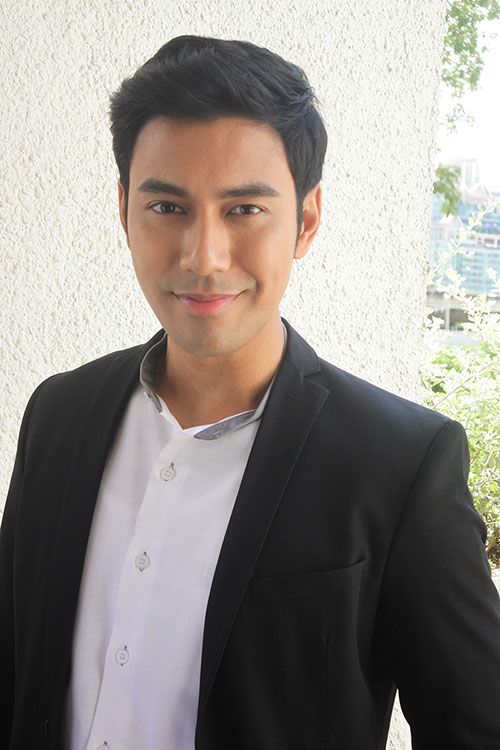 เอส-กันต์พงษ์

“เป็นช่วงเด็กๆ ประมาณ 9-10 ขวบครับ คุณแม่พาไปเชียงใหม่ ไปกันเป็นเครือญาติทั้งหมดเลย ขึ้นไปที่บ้านที่เชียงใหม่ แล้วก็จำได้ว่าช่วงนั้นหนาวถึงขนาดที่ว่า โยนน้ำแข็งไว้ที่สนามหญ้าหน้าบ้าน เช้าขึ้นมา น้ำแข็งก้อนนั้นก็อยู่เหมือนเดิม อากาศดีมากๆ เป็นช่วงวัยเรียน ไม่ได้ทำงานก็จะเที่ยวแบบไม่มีกังวลว่าต้องกลับไปทำงาน เป็นการเที่ยวที่สบายใจที่สุดแล้วครับ เงินก็เงินพ่อแม่ (หัวเราะ) ณ ตอนนั้นสนุกที่ญาติๆ อยู่กันครบด้วยมีประมาณ 20 กว่าคน พี่ๆ น้องๆก็วัยเดียวกัน วิ่งเล่นกัน ซ่อนแอบ ไล่จับ ร้องเพลงเต้นกัน ซึ่งพอโต ต่างคนต่างทำงาน แยกย้ายกันไป บรรยากาศแบบนั้นก็เลยไม่มีแล้ว”