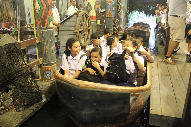 

เด็กๆ กำลังล่องเรือผจญภัยในกิจกรรมพาน้องท่องโลกกว้าง
