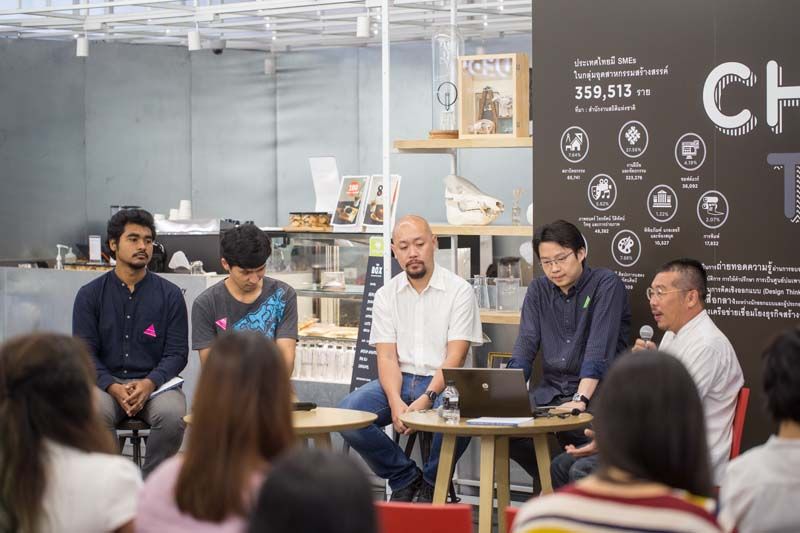 ผศ.กิจโชติ นันทสิริวิกรม นำการเสวนาถึงจุดเริ่มต้นในการจัดนิทรรศการ Contemplative Dialoguesโดยได้รับการออกแบบจากสาวิตรี ไพศาลวัฒนา KUBA GARDOLINSKI และนักศึกษาที่เข้าร่วมโครงการ