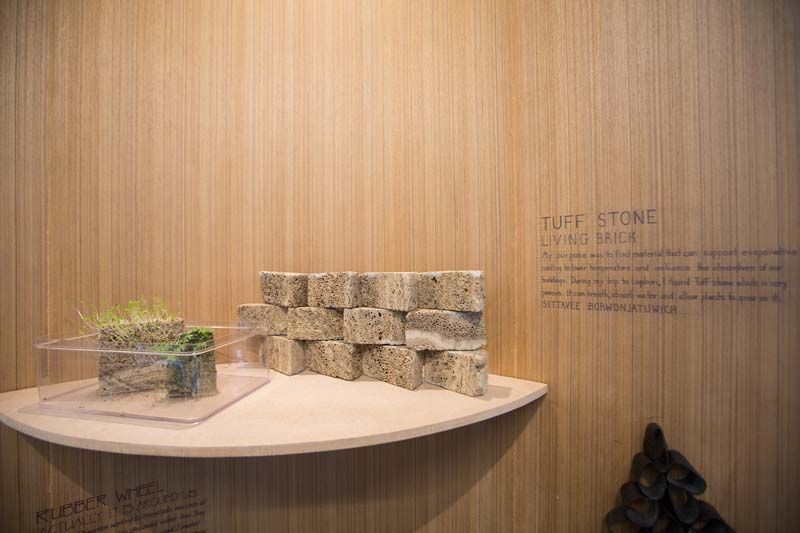 สิททวี บวรจตุวิช เจ้าของผลงาน TUFF STONE เป็นวัสดุตามธรรมชาติในพื้นที่จ.ลพบุรี ซึ่งมีลักษณะคล้ายหินตะกอน ซึ่งเมื่อนำมาก่อสร้างเป็นอิฐ ด้วยรูปทรง และคุณสมบัติเฉพาะตัวทำให้เกิดเป็นผนังอิฐที่สามารถช่วยลดอุณหภูมิความร้อนได้