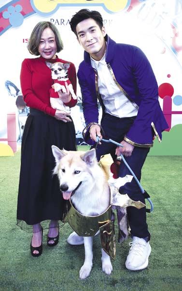 ศิรฐา สุขสว่าง ผช.กก.ผอ.สายการตลาด บมจ.เอ็ม บี เค กับ อาเล็ก-ธีรเดช เมธาวรายุทธและ และ อะด็อป