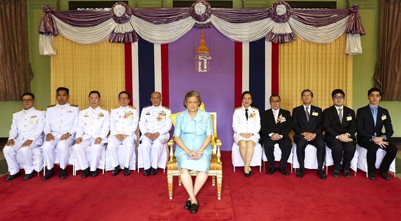 ทรงพระกรุณาฉายพระฉายาลักษณ์ร่วมกับ ผู้บริหาร ม.เทคโนโลยีราชมงคลรัตนโกสินทร์ และ ผู้บริหาร บมจ.ทีพีไอ โพลีน