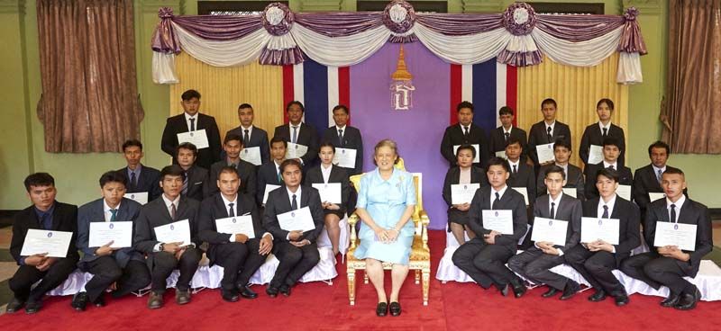 ทรงพระกรุณาฉายพระฉายาลักษณ์ร่วมกับผู้ได้รับรางวัลจากการประกวดศิลปะปูนปั้นแห่งประเทศไทย ครั้งที่ 17