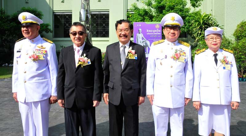 เฝ้าฯ รับเสด็จ พล.อ.จรัล กุลละวณิชย์ นายกสภา ม.เทคโนโลยีราชมงคลรัตน-โกสินทร์, ประทีป เลี่ยวไพรัตน์ กก.ผจญ.บมจ.ทีพีไอ โพลีน,รศ.ดร.ภิญโญ สุวรรณคีรี ประธานคณะ กก.ตัดสินการประกวดศิลปะปูนปั้นฯ, ผศ.ศิวะ วสุนธราภิวัฒก์ อธิการบดี ม.เทคโนโลยีราชมงคลรัตนโกสินทร์, อ.วัชรี จิวาลักษณ์ รองอธิการบดี ม.เทคโนโลยีราชมงคลรัตนโกสินทร์