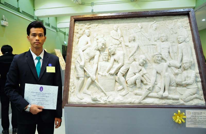 ภาณุพัฒน์ วิบูลรุ่งเรือง ชนะเลิศ ประเภทที่ 2 ปั้นปูนสำเร็จรูป ทีพีไอ เรื่อง ความสามัคคีคือพลังของชาติ