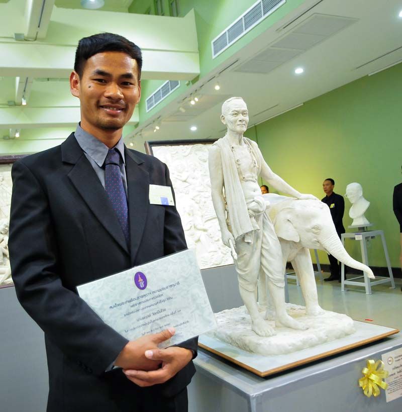 พฤกษ์ โตหมื่นไว ชนะเลิศ ประเภทที่ 3 ผลงานสำเร็จรูป เรื่อง ชนเผ่าในสยามประเทศ