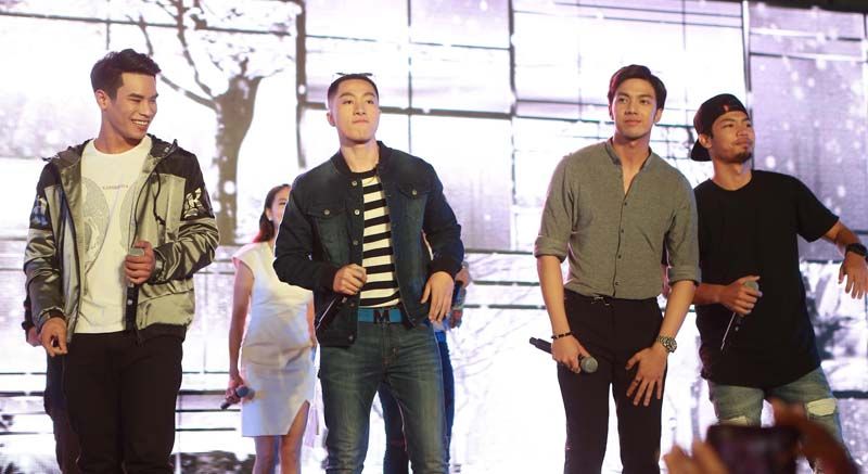 ศิลปินร่วมร้องเพลงบนเวที อาทิ ตู่-นันทิดา, กวาง-กมลชนก, อีฟ-พุทธธิดา, กั้ง-วรกร