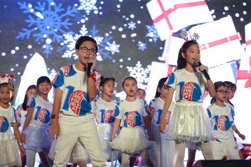 นักเรียนจาก The Professional by Kru Rod ร่วมร้อง เต้น อย่างสนุกสนานบนเวที