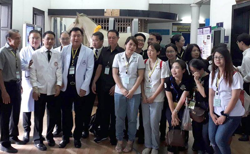 ทพ.พิทักษ์ ไชยเจริญ ประธานเครือข่ายภาครัฐและภาคเอกชน ชมรมทันตแพทย์จิตอาสา และ คณะอาสาสมัคร