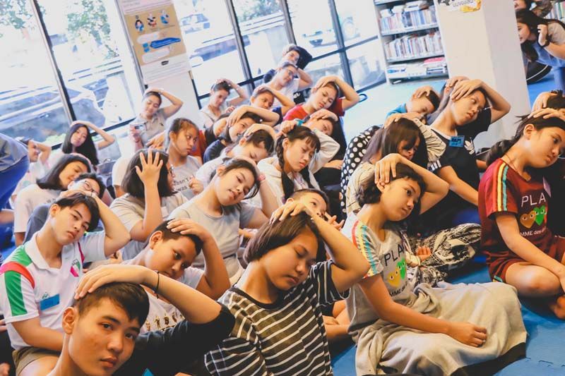 เยาวชนไฟ-ฟ้า ออกกำลังกายด้วยท่ายืดกล้ามเนื้อคอ