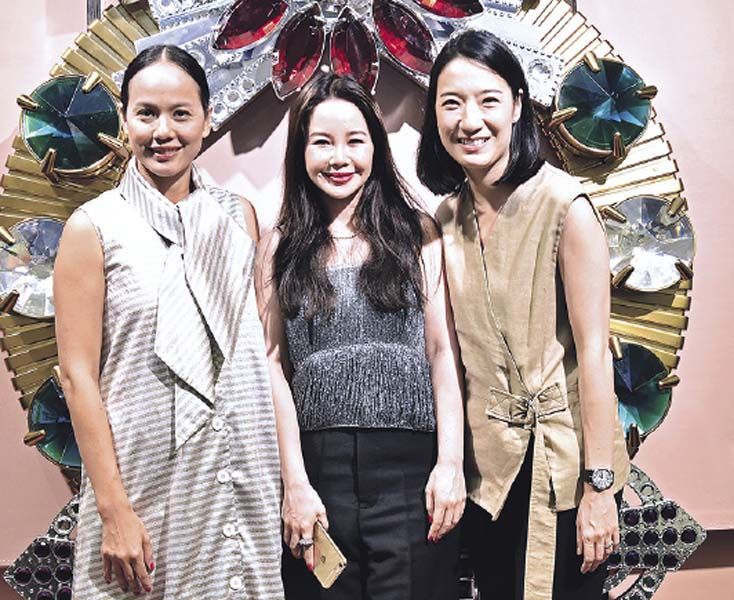 ข.	พีรดา กุลชัย, ฉัตรเบญจา นันทาภิวัฒน์ และยูมิ อิงคะวัต