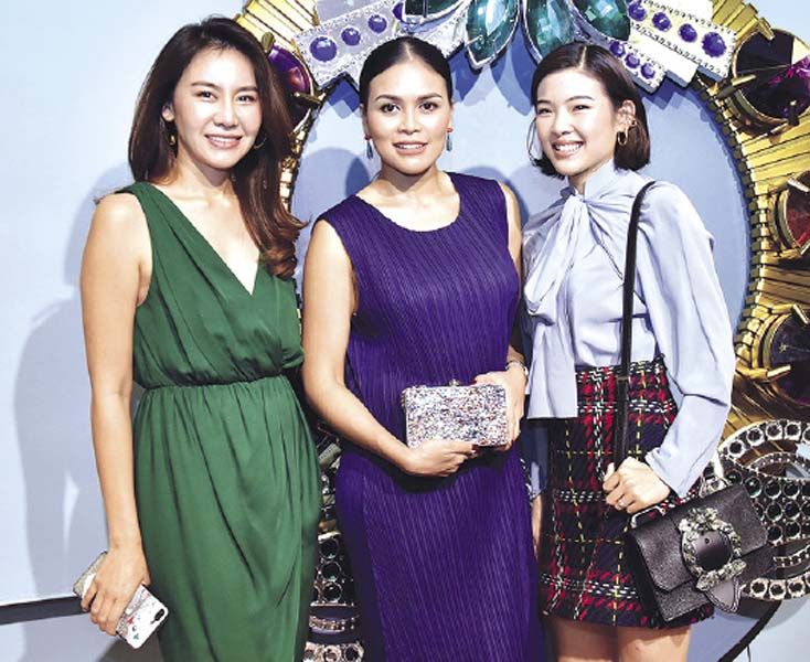 ค.	นาเดีย โสภณกุล ณ อยุธยา, น้ำทิพย์ เทือกสุบรรณ และธนัญญา จิรมณีกุล