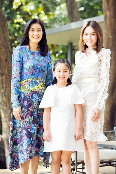 (ขวา) คุณแม่เกศราภรณ์ เอี่ยมสิริธนากร แล น้องมะลิ กับวราวรรณ จันทรสมบูรณ์