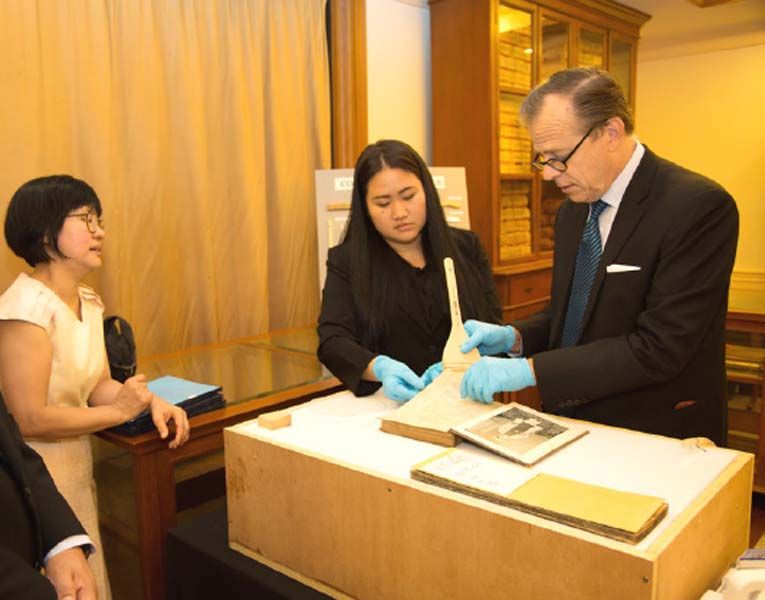 ออท.สหรัฐฯ กลิน ที. เดวีส์ ชมหนังสือสมุดไทย ที่จัดเก็บไว้ในพิพิธภัณฑ์