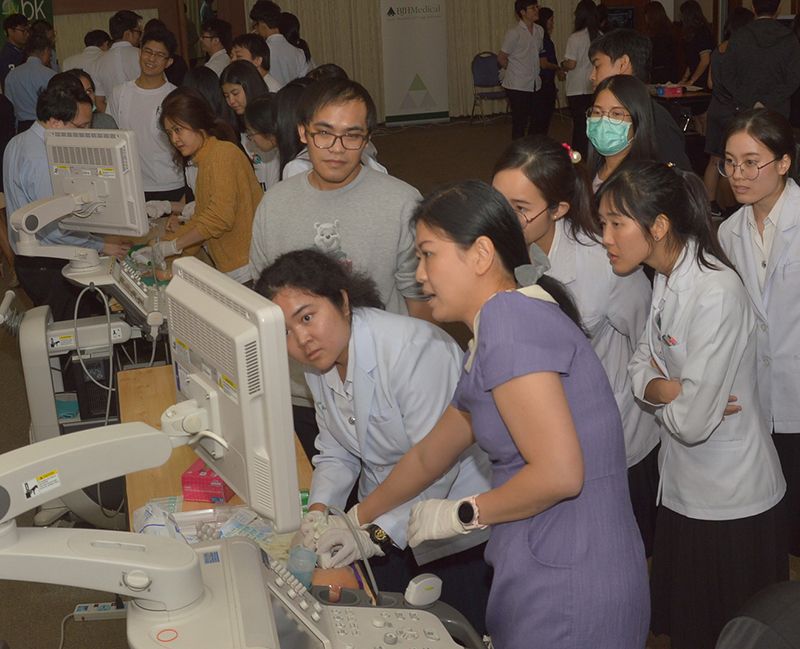 สาธิตวิธีการใช้เข็มเจาะตัดชิ้นเนื้อ