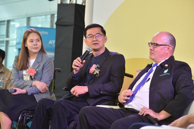 (ซ้าย) ณิชชารีย์ เป็นเอกชนะศักดิ์, กฤษณะ ละไล และ คริสโตเฟอร์ เบญจกุล