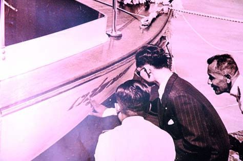 พระบาทสมเด็จพระปรมินทรมหาภูมิพลอดุลยเดช บรมนาถบพิตร ทรงเจิมเรือพระราชทาน “เวชพาหน์” เมื่อวันที่ 
19 มกราคม พ.ศ. 2498 เวลา 12.00 น. ณ ท่าวาสุกรี กรุงเทพมหานคร
