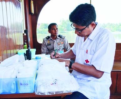 ผู้ช่วยเภสัชกรจากหน่วยแพทย์เคลื่อนที่เรือพระราชทาน “เวชพาหน์” กำลังจัดยา