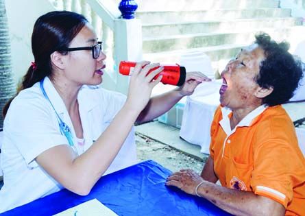 แพทย์จากหน่วยแพทย์เคลื่อนที่เรือพระราชทาน “เวชพาหน์” ให้การตรวจรักษาแก่ประชาชน