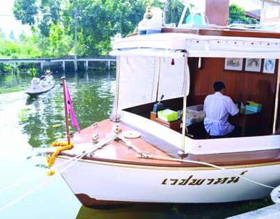 ประชาชนพายเรือมารับการรักษาจากหน่วยแพทย์เคลื่อนที่เรือพระราชทาน “เวชพาหน์”